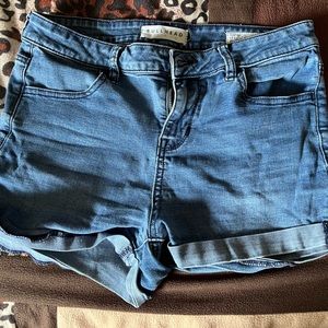Bullhead stretchy size 29 shorts